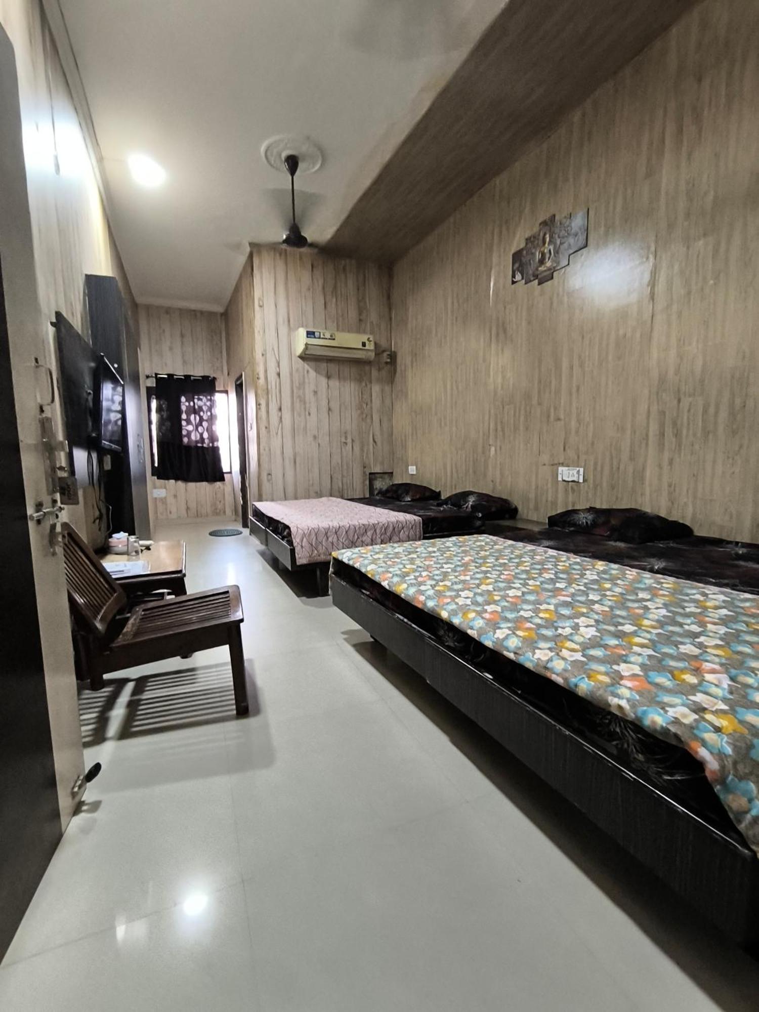 Hotel Jogi Guest House Welcome All Families, Friends, Groups, Couples, Singles Fully Airconditioner, Attach Washrooms, Lift, Wifi, 24 Hours Room Service, Power Backup أمريتسار الغرفة الصورة